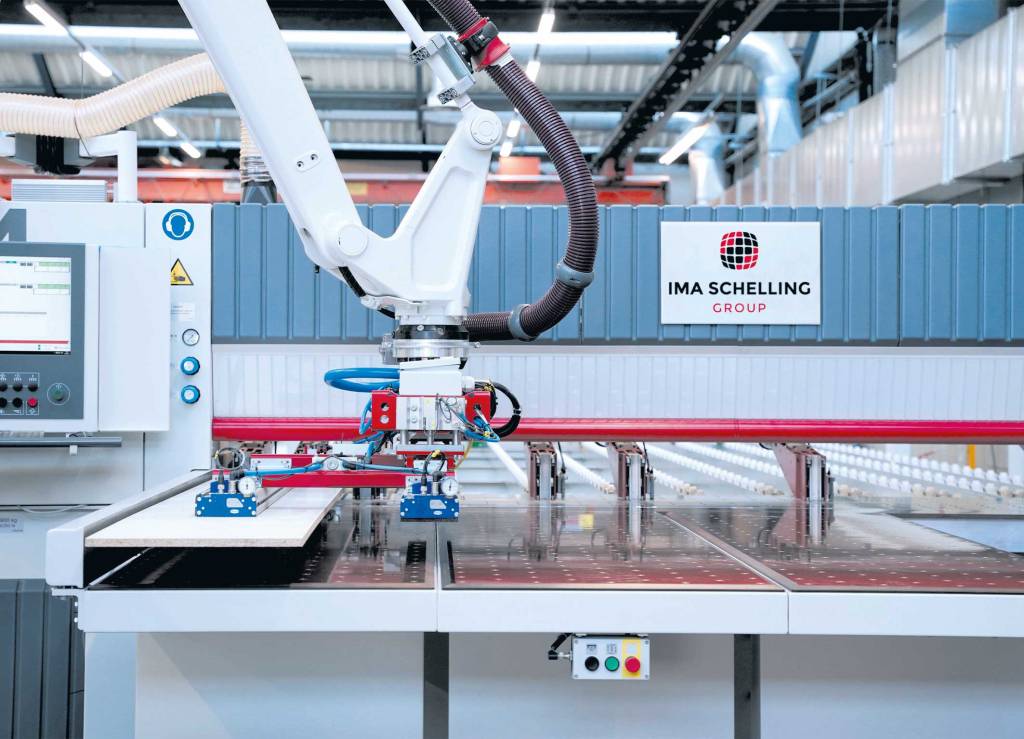 IMA Schellings Robot.work erlaubt das automatisierte Handling von Streifen und Formaten bei den Sägen FH4 und FH5.