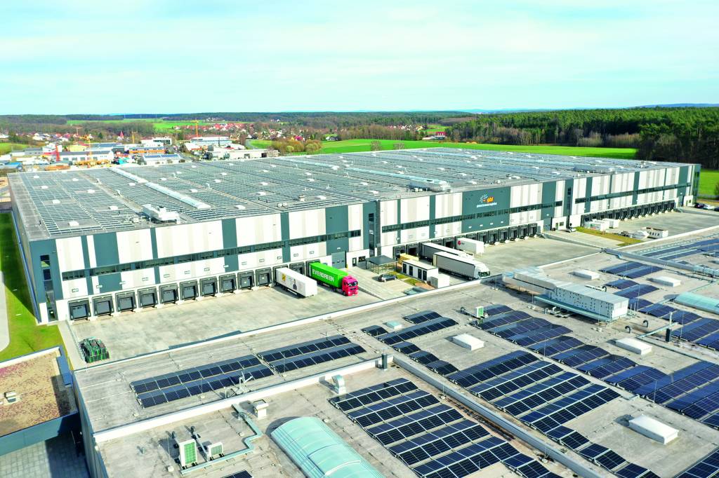 Neues Logistiklager in Ansbach mit Freiflächen für noch umfassendere Logistikdienstleistungen.