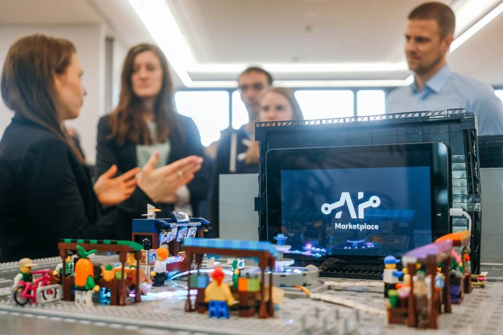 Ein Lego-Demonstrator zeigt spielerisch, welche Mehrwerte der KI-Marktplatz bietet - sowohl auf der Anbieter- als auch auf der Anwenderseite.