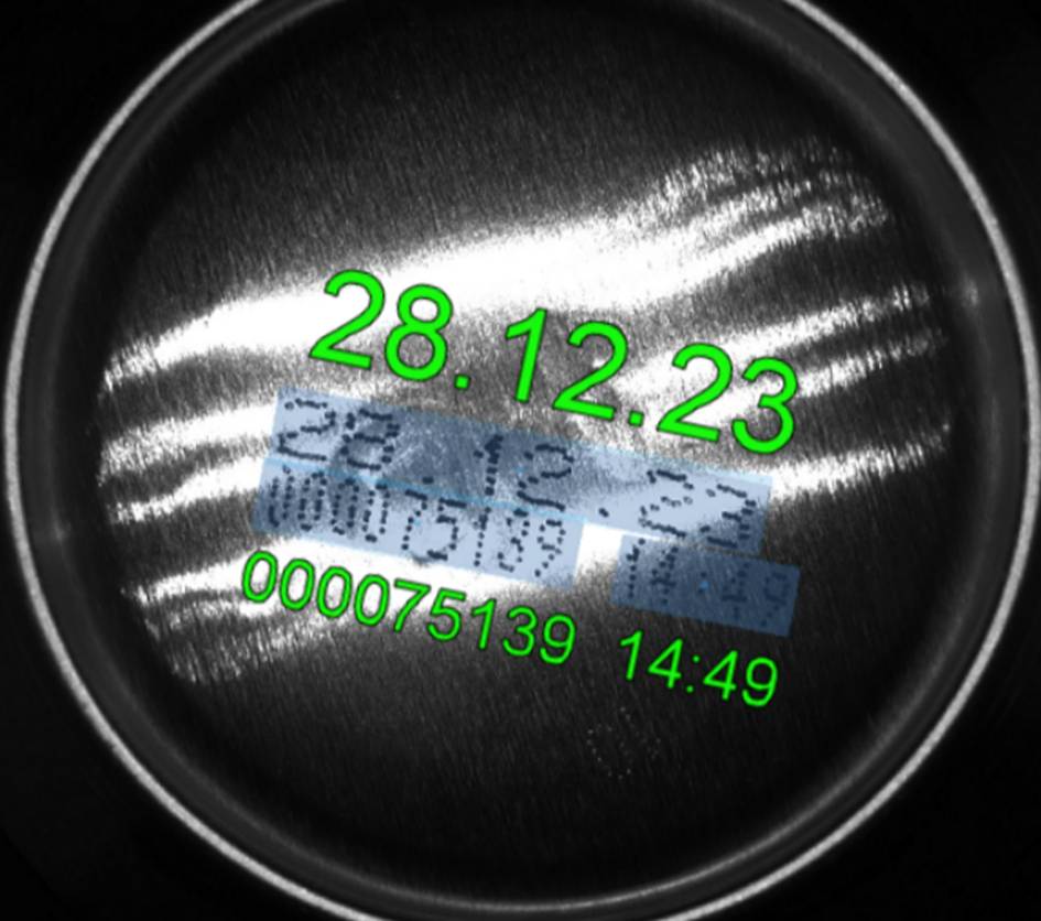 Bild 1 | Stabile Schrifterkennung mit Deep-OCR, selbst bei inhomogenem Hintergrund: Erkennung eines Mindesthaltbarkeitsdatums und der Produktionslosnummer auf einer Aluminiumdose mit starken Spiegelungen.