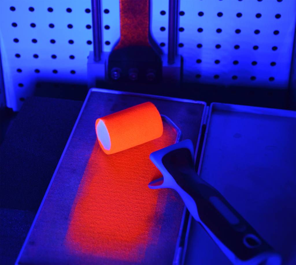 Bild 1 | Auf der Oberfläche des Messobjekts wird ein Speckle-Muster mit fluoreszierender Farbe aufgebracht um DIC-Analysen auch auf anspruchsvollen Oberflächen zu ermöglichen.