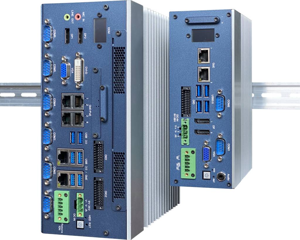 Der lüfterlose IPC Eagle-Eyes AIMD7 von Efco (rechts im Bild) ist für den Einbau im Schaltschrank auf der Hutschiene ausgelegt und verfügt über einen DC-Weitbereichseingang. Links sein großer Bruder, ddas Modell AIHD, das neben mehr Schnittstellen auch mit höherer Rechenleistung aufwartet.