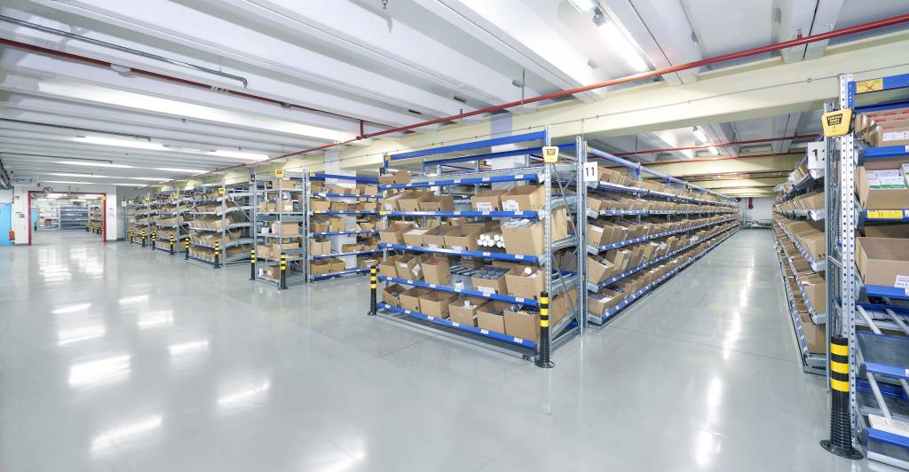 Auf dem Konzerngelände von Merck Life Science in Darmstadt wurde in Zusammenarbeit mit Bito-Lagertechnik innerhalb eines der vorhandenen Logistikgebäude das aus zehn verschiedenen Räumen bestehende Einzelpackungslager für die Lagerung und Bereitstellung v