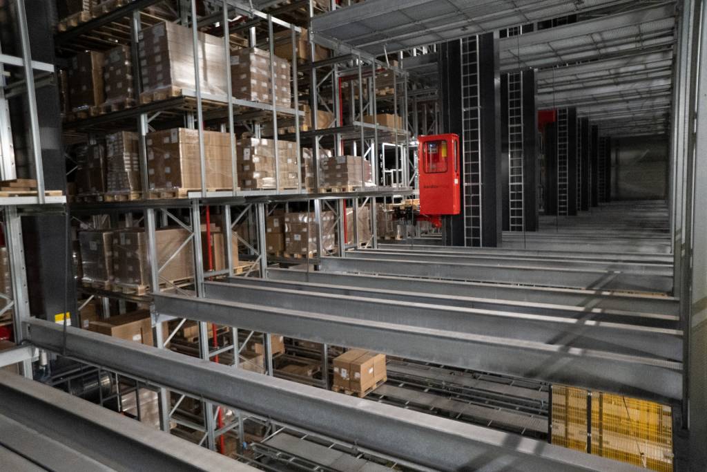Kardex Mlog hat als Generalunternehmer im Auftrag von Grass in Hohenems ein hocheffizientes Logistikzentrum mit einem elfgassigen Hochregallager für rund 38.800 Palettenstellplätze realisiert.