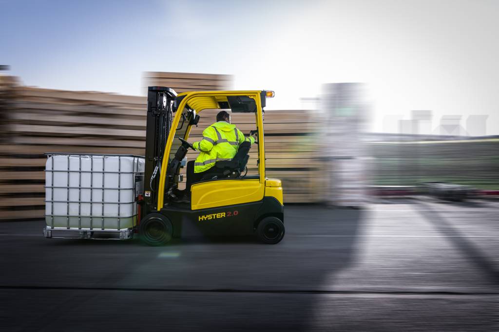 Hyster Gabelstapler sind für den optimalen Schutz von Fahrern und Fußgängern bei einer Vielzahl verschiedener Flurförderanwendungen ausgelegt.