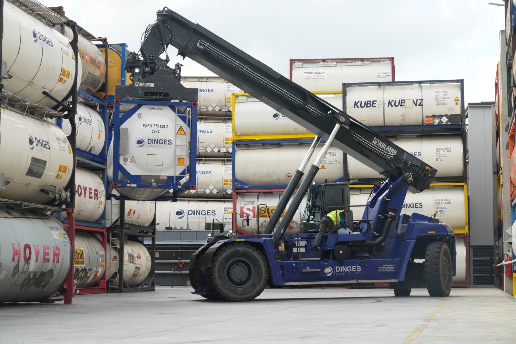 Die Kalmar-Supergloria im Einsatz - dieser Reachstacker hebt in der ersten Reihe 45.000kg und ist mit hydraulisch absenkbaren Abstützungen ausgestattet. So kann das zur Verfügung stehende Platzvolumen bestmöglich genutzt werden.