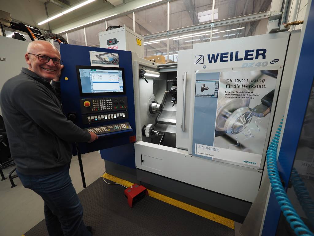 Eduard Kammerer, Ausbildungsleiter Metall bei der Kreishandwerkerschaft Biberach, setzt auch beim CNC-Drehen auf Weiler (im Bild eine DZ40).