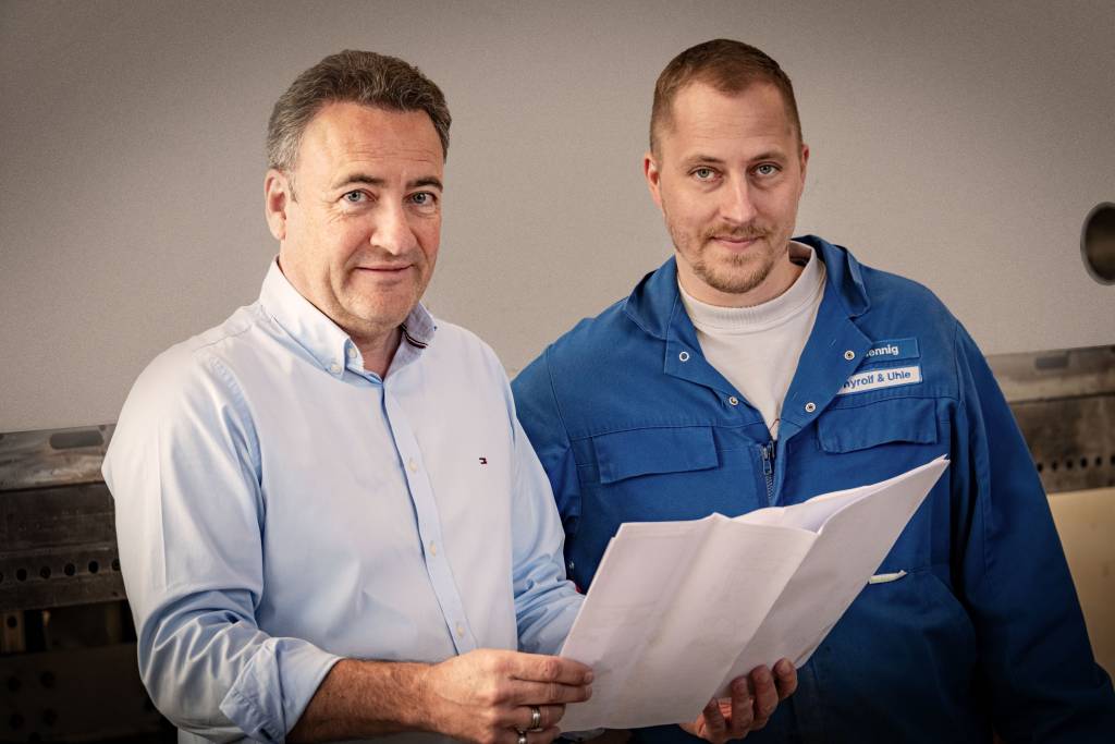 Geschäftsführer Johannes Rieder (links im Bild) in gemeinsamer Planung beim Mitarbeiter: "Wir wissen mit Lantek heute in Echtzeit, was in der Werkstatt passiert."