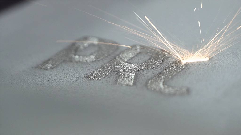 Bei der additiven Fertigung von Metallbauteilen wird feines Metallpulver Schicht für Schicht mithilfe eines leistungsstarken Lasers miteinander verschmolzen. Nicht aufgeschmolzenes Pulver lässt sich nach dem Prozess fast zu 100 Prozent wiederverwenden.