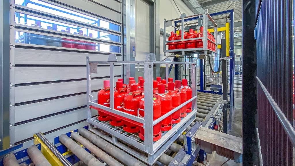 Für Caratgas konzipierte Haro zwei Fördertechnikanlagen, bestehend aus angetriebenen Rollenbahnen und Kettenförderer, die Gasflaschen jeweils vor und nach ihrer Befüllung vollautomatisiert depalettieren und palettieren.