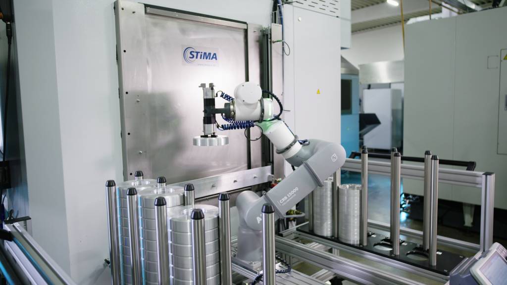 Eine Automationslösung von Stima mit dem kollaborativen Roboter GoFa von ABB Robotics erledigt das vollautomatisierte Be- und Entladen einer Fräsmaschine bei Metec CNC Präzisionsteile. Bild: ABB AG – Division Robotics