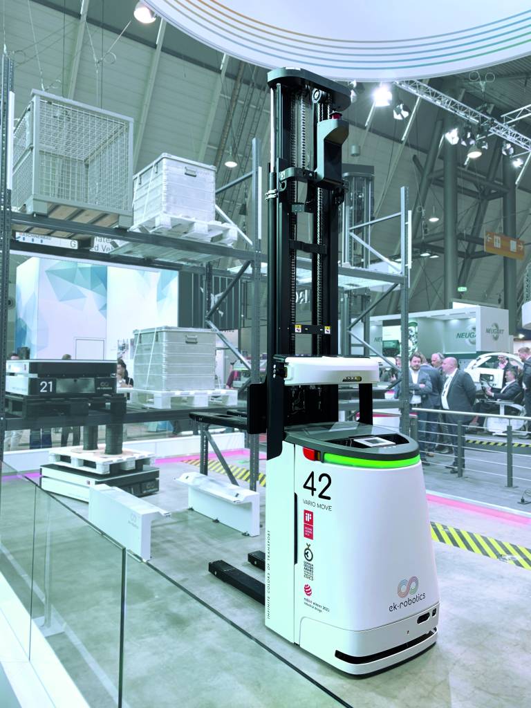 Auf der Logimat 2024 können Besucherinnen und Besucher von EK Robotics den ausgezeichneten Transportroboter Vario Move L auf knapp 100m² Demofläche unter realen Bedingungen in Aktion erleben.