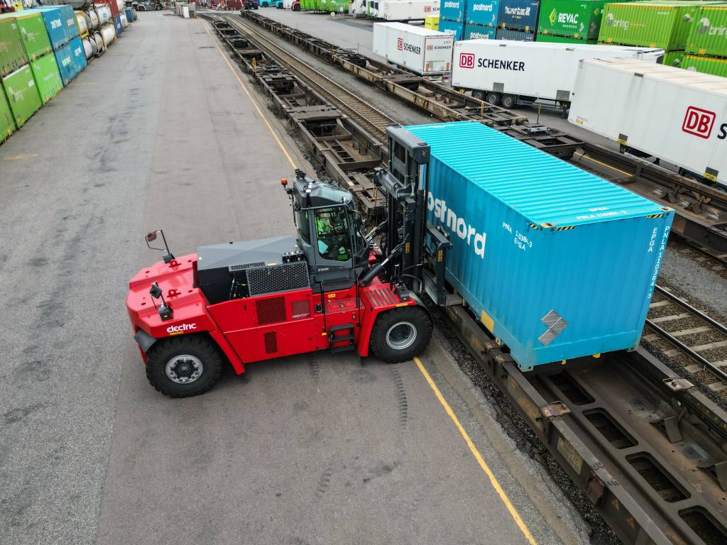 Rein elektrisch bis 2025: Kalmar will sein gesamtes Geräteportfolio vom Frontstapler über Containerhandling-Equipment bis hin zu Industrie-Reachstackern auf Batteriebetrieb umstellen.