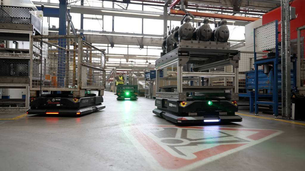 Die neue AMR-Flotte bei Claas Industrietechnik verbesserte den innerbetrieblichen Transport von Warenträgern wie Gitterboxen.