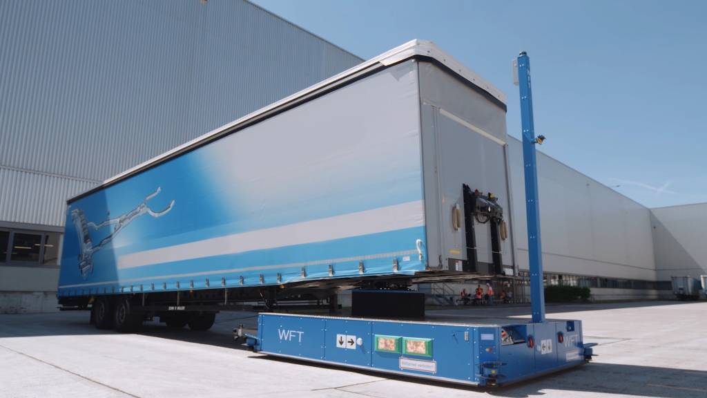 Der AutoTrailer zieht ankommende Container automatisiert zu den Andock-Toren des Warenausgangs.