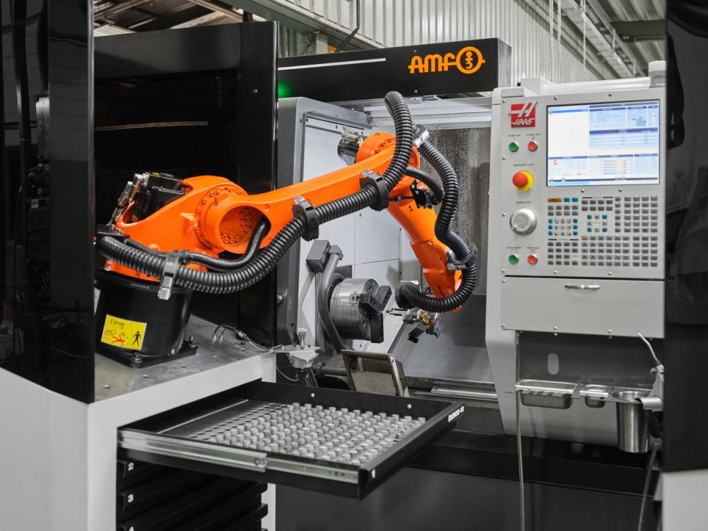 Das flexible Roboter-Beladesystem automatisiert bei Güthle das Werkstück-Handling von Kugelpfannen an einer Drehmaschine.