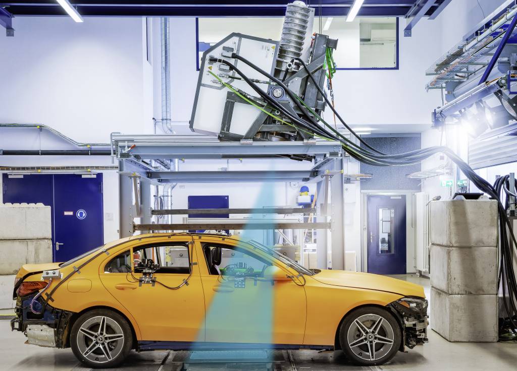 Als nach eigenen Angaben weltweit erster Autohersteller röntgt Mercedes-Benz einen Crashtest