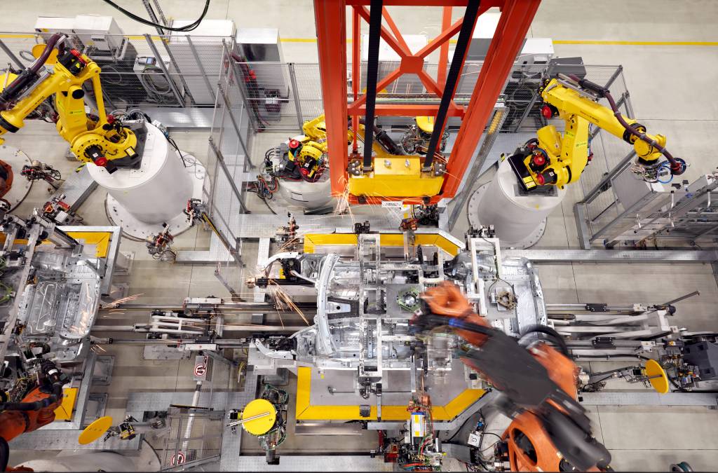 Eine Produktionsanlage im Werk Dingolfing der BMW Group wird über ein DC-Netz versorgt. Ein Erfolgsmodell, nicht nur in der Automobilproduktion: Gleichstromnetze lohnen sich.