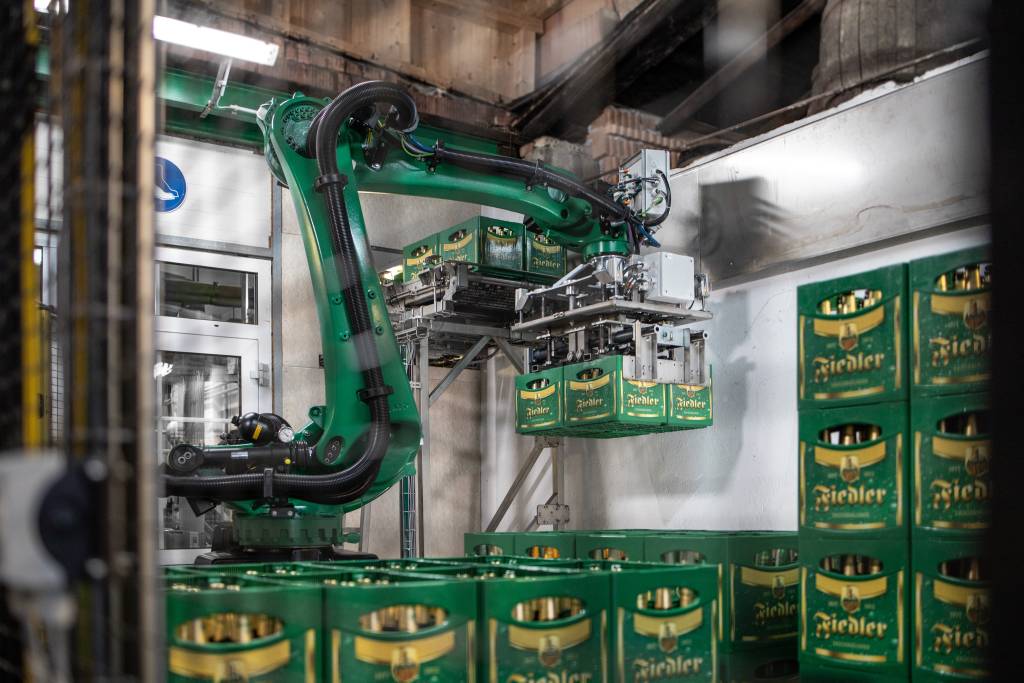 In der Roboterzelle findet der komplette Flaschenumschlag mit Voll- und Leergut automatisiert statt.