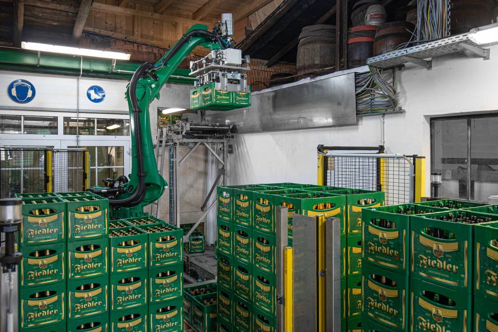 In der Getränkeindustrie werden Automationslöungen, wie hier in der Abfüllanlage, mit moderner Robotik gelöst.