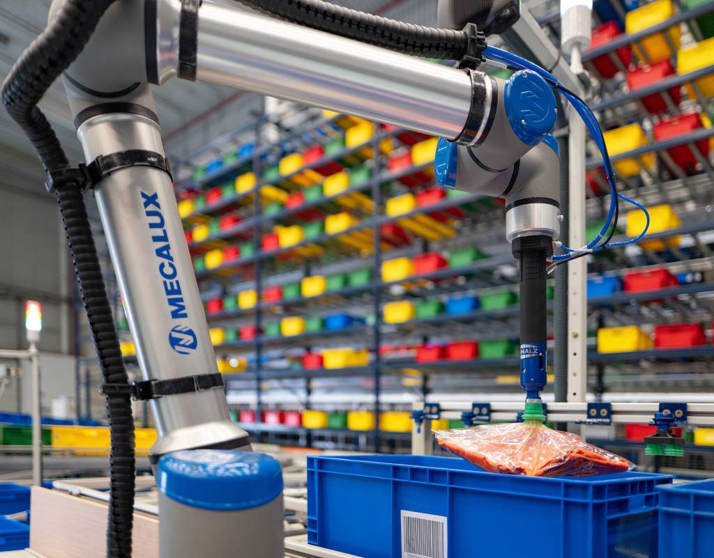 Die 3D-Bildverarbeitungssoftware Simatic Robot Pick AI ermöglicht Robotern das Greifen beliebiger Artikel in Lagerkommissionieraufgaben, unabhängig von Form und Größe.