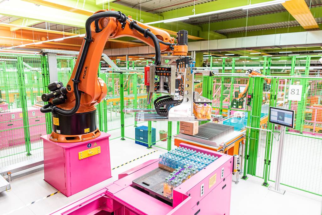 Im DM-Verteilzentrum in Wustermark bei Berlin kommissionieren Kuka-Roboter Palettenware in sieben Kommissionierlinien.