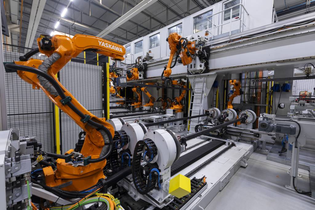 Insgesamt 18 Motoman-Roboter von Yaskawa arbeiten in der neuen vollautomatischen Schweißanlage für Gerüstteile bei Peri.