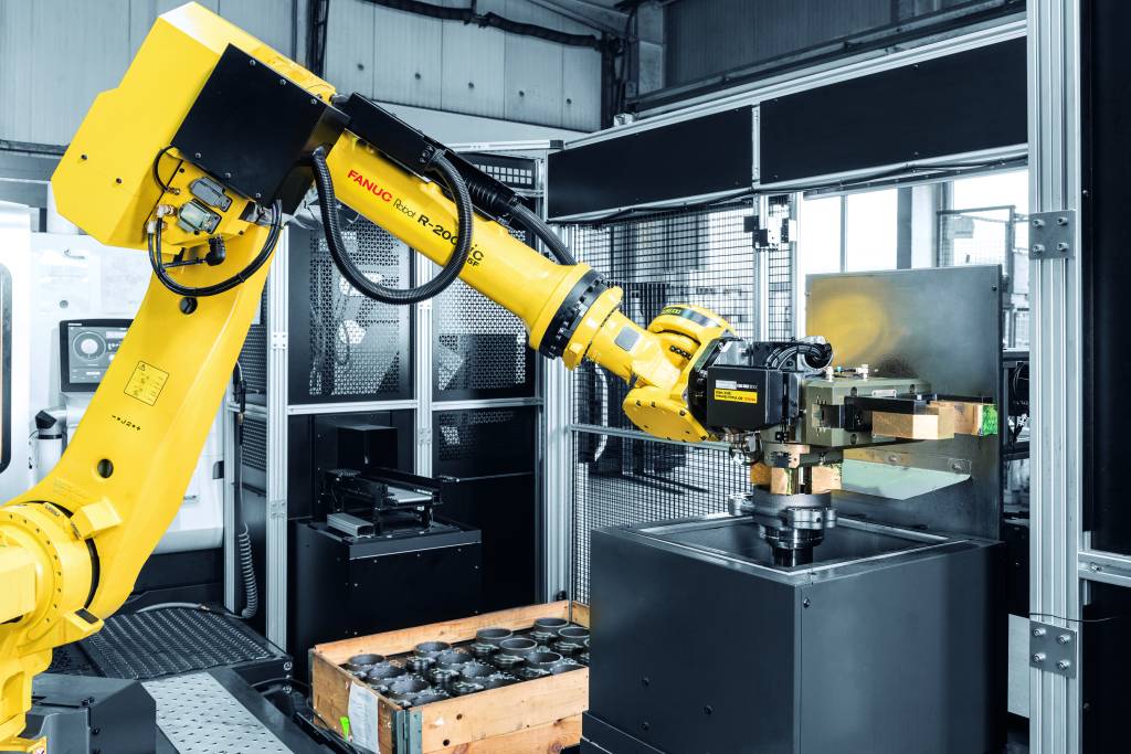 Bei Tsuzuki Manufacturing realisieren die Fräszentren alle erforderlichen Bearbeitungsprozesse in einer Maschine, während der kollaborative Roboter alle Schritte in der Prozesskette automatisiert.