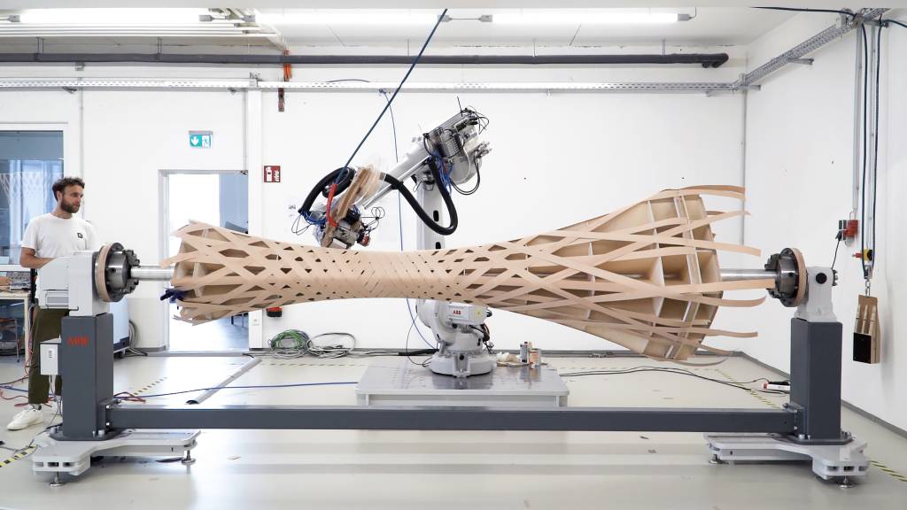 Im Rahmen von 3DWoodWind hat die Universität Kassel ein Verfahren entwickelt, bei dem Deckenelemente und Stützpfeiler mit bis zu 1m Durchmesser und 3,5m Länge aus gewickeltem Furnier hergestellt werden.