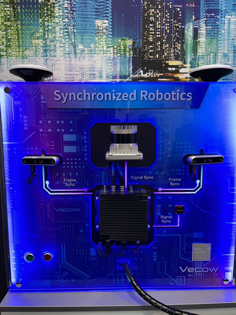 Die Time Sync Box nutzt die Vecow-eigenen Technologien Time Winding, Time Stamping und Time Keeping für die Synchronisierung aller Sensor-Taktgeber untereinander sowie der angeschlossenen Rechensysteme.