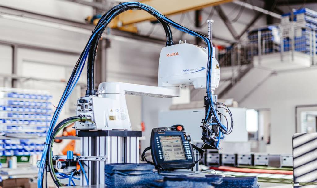 Mit den Roboterlösungen von Robotextile lassen sich biegeschlaffe Textilien greifen, um sie z.B. Faltautomaten oder Nähmaschinen zuzuführen.