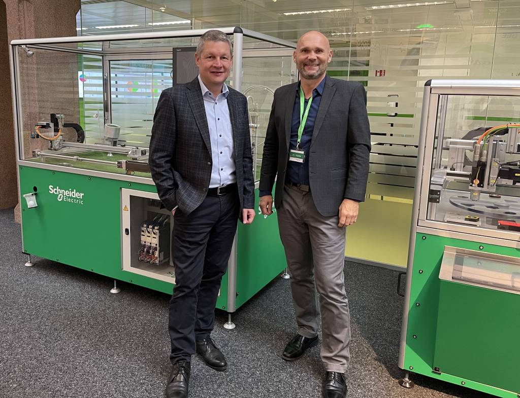 Jürgen Siefert, CEO von Schneider Electric Automation in Lahr (links) zeigt [me]-Chefredakteur Frank Nolte den Innovation Hub.
