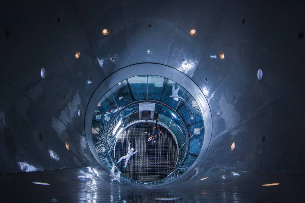 Indoor Skydiving wird als Sport und Freizeitvergnügen in vertikalen Windkanälen ausgeübt.