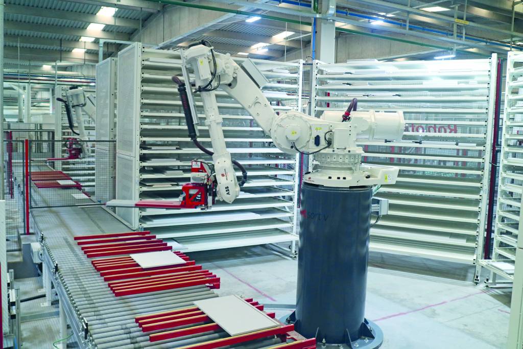 In einer Anlage von IMA Schelling für den Küchenhersteller Gamadecor befinden sich u.a. zwei Sortierzellen mit je einem RobotSort-Roboter zum Abstapeln der fertigen Teile.