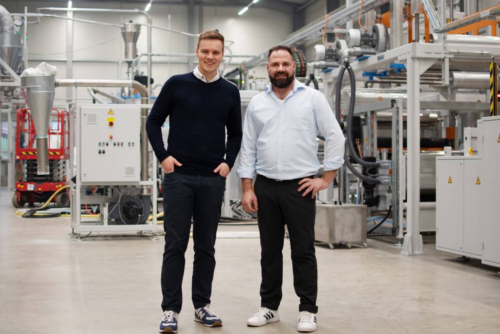 Von rechts: Tobias Feeß (Diamat) mit Tim Aufderheide von KEB Automation