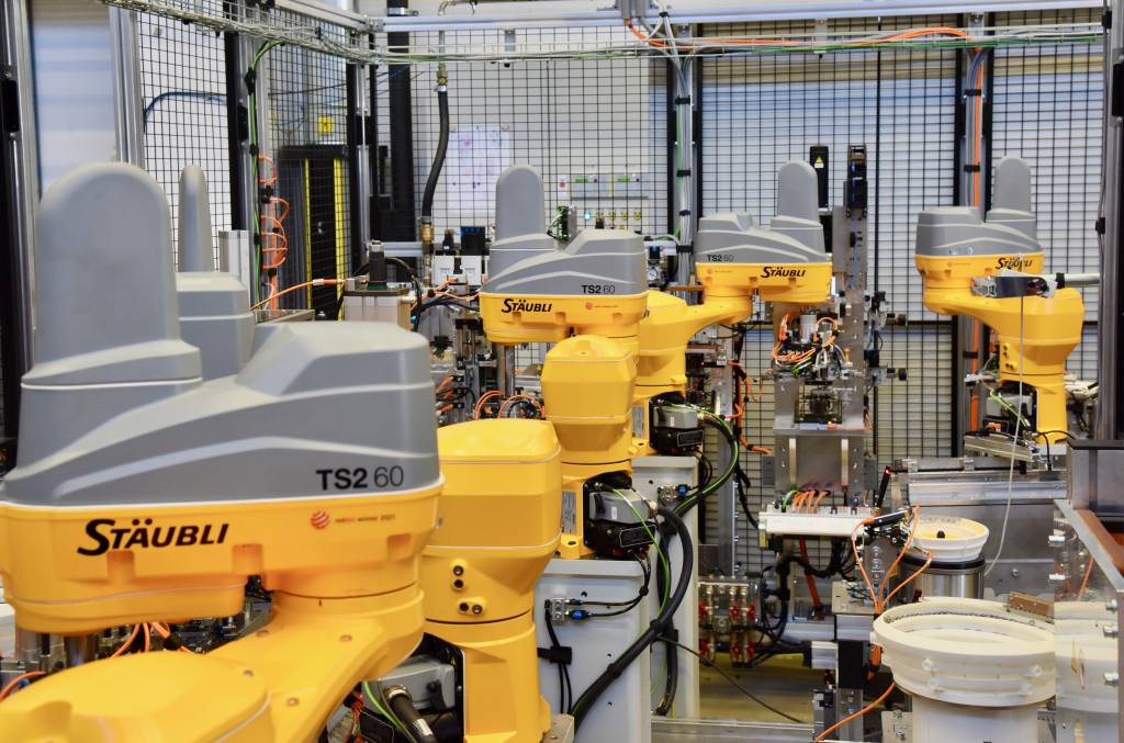 Fünf Scara-Roboter vom Typ TS2-60 übernehmen die Handhabung winziger Zuführteile.