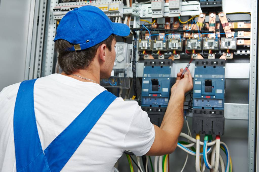 Intelligente Lasttrennschalter überwachen den Stromfluss in Gebäudeverteileranlagen.