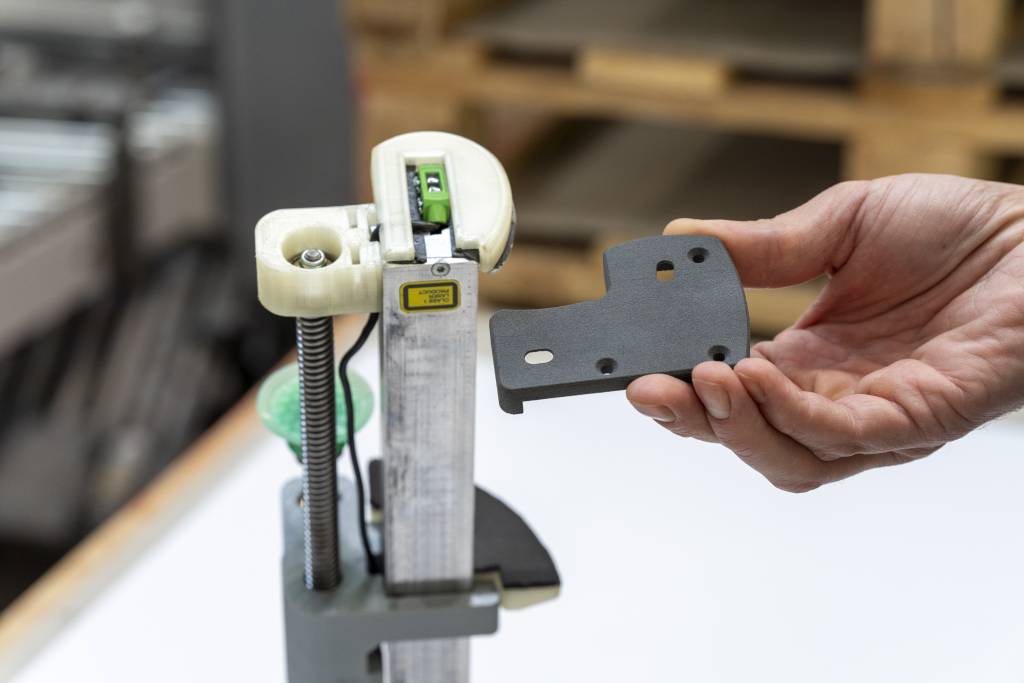 Der Einsatz von leichten und schnell verfügbaren Bauteilen aus dem 3D-Drucker macht es für Heidelberger Druckmaschinen erst möglich, auf Roboteranwendungen zurückzugreifen.