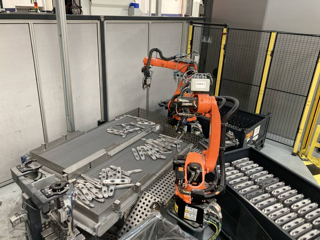 Bei dem Unternehmen Cikautxo entnehmen Roboter ungeordnet liegende Komponenten aus einer Box und legen sie anschließend geordnet ab.