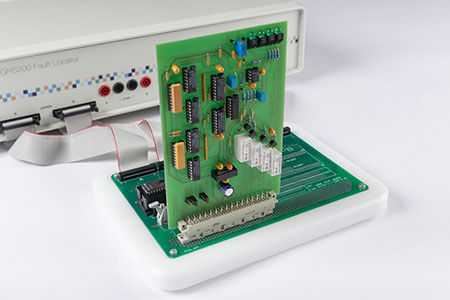 GRS200 Fehlerdiagnosesystem: Adapterplatte ACC769 führt alle 128 Kanäle des Scanners auf ein konfigurierbares Lochrasterfeld.